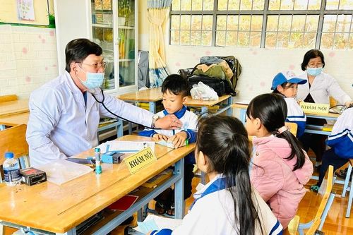 Hội Khuyến học Lâm Đồng tổ chức đợt khám chữa bệnh và trao học bổng tại Di Linh