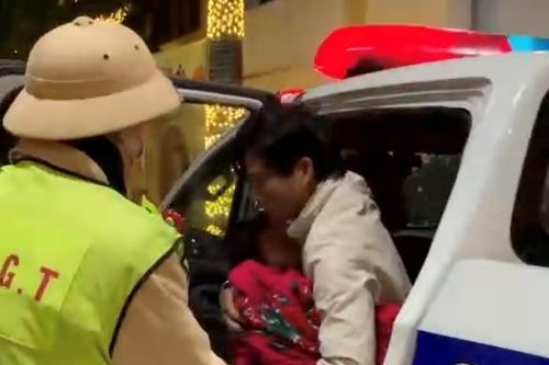 CSGT đưa cháu bé 4 tuổi bị sốt cao, co giật đi cấp cứu kịp thời