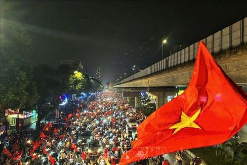Đường phố Thủ đô tưng bừng trong niềm vui chiến thắng của đội tuyển Việt Nam