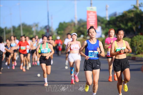 Hơn 1.700 vận động viên chinh phục đỉnh cao Bà Rá