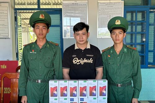 Xử phạt đối tượng mua bán điện thoại di động không rõ nguồn gốc