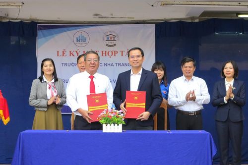 Trường THPT Hoàng Văn Thụ và Trường Đại học Nha Trang ký kết hợp tác