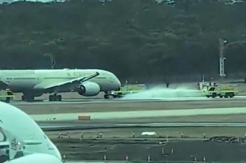 Video máy bay chở gần 300 hành khách bất ngờ nổ lốp