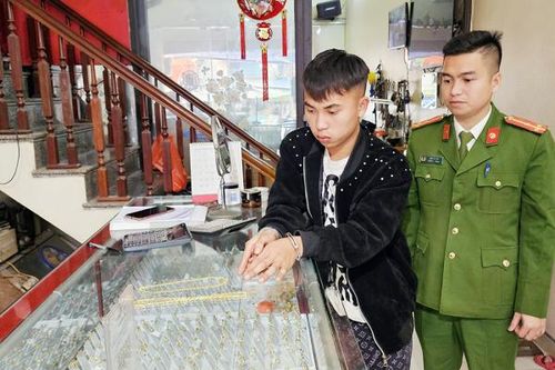 Tên cướp giật 2 dây chuyền vàng khai... để trả nợ