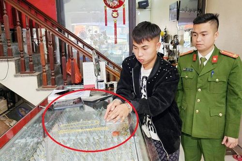 Bí tiền trả nợ, gã thanh niên vào tiệm vàng cướp dây chuyền