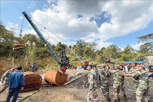 Thợ lặn cố tiếp cận những người mắc kẹt trong mỏ than ngập nước ở Ấn Độ