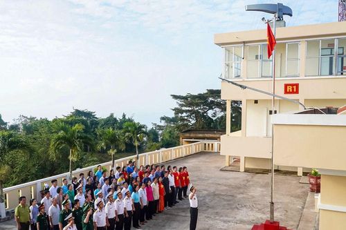 Chúc tết các đơn vị trên đảo Hòn Khoai