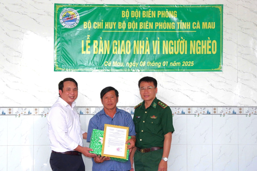 Bộ đội Biên phòng tỉnh Cà Mau bàn giao 'Nhà vì người nghèo'