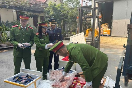 Bắt giữ và tiêu hủy gần 2 tấn thực phẩm bẩn