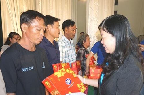 CEP chi nhánh Cao Lãnh trao tặng 421 suất quà Tết