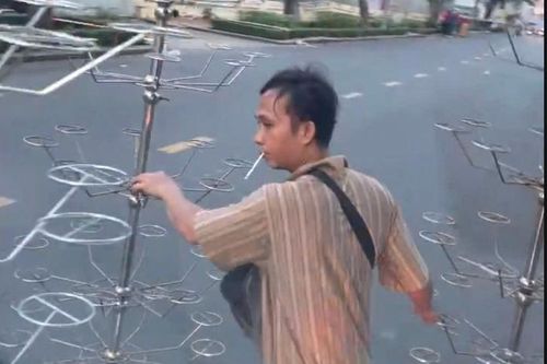 Xe 16 chỗ bị người đàn ông bán hàng rong dùng đồ inox... vây kín