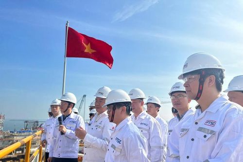 Thứ trưởng Bộ Công Thương Trương Thanh Hoài thăm khu chế tạo chân đế điện gió ngoài khơi PTSC