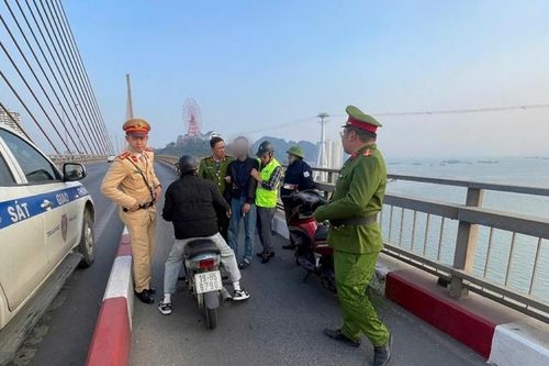 Kịp thời ngăn cản người có ý định nhảy cầu Bãi Cháy tự tử