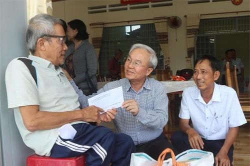 Chủ tịch Ủy ban MTTQ Việt Nam tỉnh Cao Văn Quang tặng quà Tết cho 600 người dân Tân Phú, Định Quán