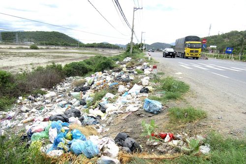 Đổ rác bừa bãi ra hành lang quốc lộ