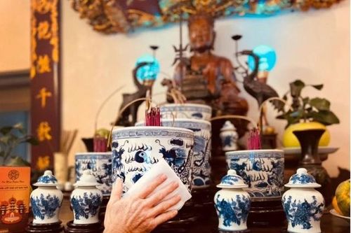 5 sai lầm khi thực hiện bao sái ban thờ, tỉa chân nhang cuối năm cần tránh để tổ tiên phù hộ