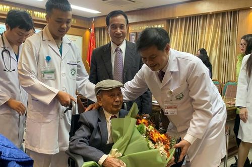 Cụ ông 103 tuổi bị đột quỵ được điều trị thành công ngoạn mục