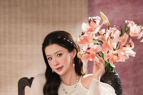 Rich kid Chao đốn tim với vẻ đẹp sương mai trong ảnh tết sớm