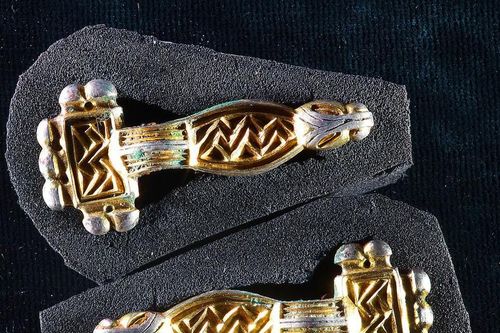 Rùng rợn 6 người phụ nữ nằm quanh chiếc vạc trong khu mộ cổ