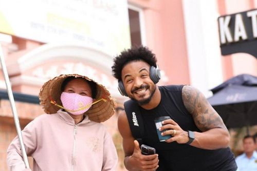 Soi phụ kiện công nghệ Xuân Son 'mê tít' khi selfie cùng người hâm mộ