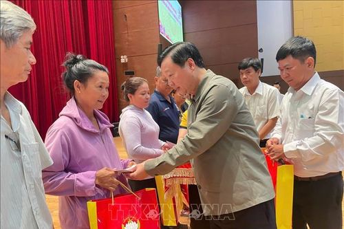Trao tặng quà cho Tết cho người lao động, chiến sĩ biên phòng