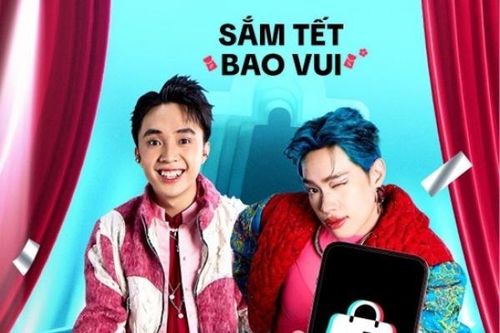 Người dùng vừa sắm quà Tết online vừa kết hợp giải trí