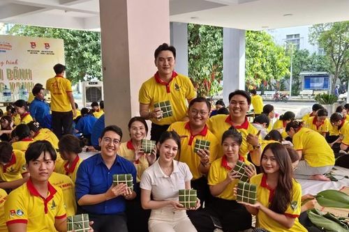 Đoàn viên, sinh viên TP. HCM hào hứng tham gia chương trình 'Nghìn bánh chưng xanh'