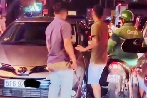 Điều tra vụ người đàn ông cầm gậy đập vào đầu tài xế xe ôm