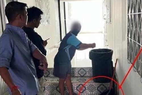 Túi rác rỉ chất lạ, nữ lao công mở ra xem thì liền báo cảnh sát
