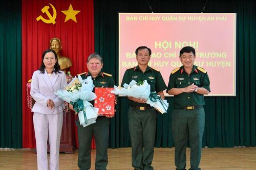 Bàn giao Chỉ huy trưởng Ban Chỉ huy Quân sự huyện An Phú