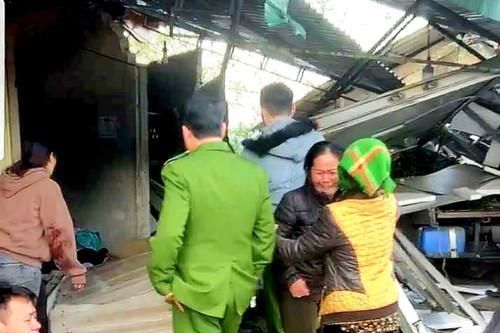 Nghệ An: Xe tải mất lái lao vào cửa hàng tạp hóa, 6 người trong một gia đình tử vong