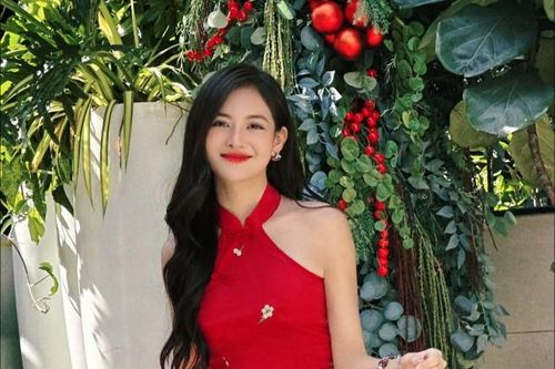 Diễn viên Thùy Anh mặc gợi cảm khoe xương quai xanh quyến rũ