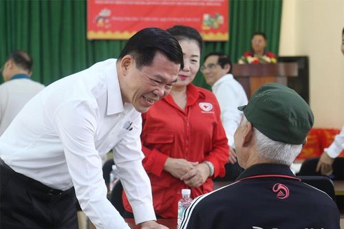 Bí thư Tỉnh ủy Nguyễn Hồng Lĩnh tặng quà Tết cho 200 gia đình chính sách, hộ nghèo