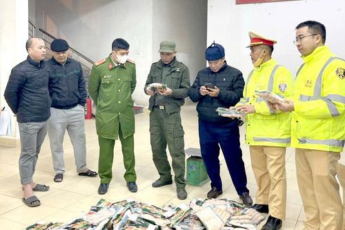 Phát hiện, xử lý vụ vận chuyển 206 gói xúc xích không rõ nguồn gốc xuất xứ