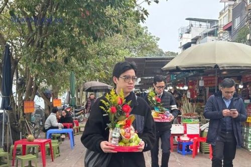 Phủ Tây Hồ tấp nập người dân đến dâng lễ vào dịp Rằm tháng Chạp