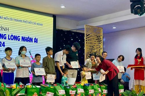 'Cây mùa xuân' đem Tết ấm đến với người khuyết tật và trẻ mồ côi