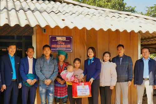 Khánh thành 3 nhà đại đoàn kết tại huyện Mường Chà