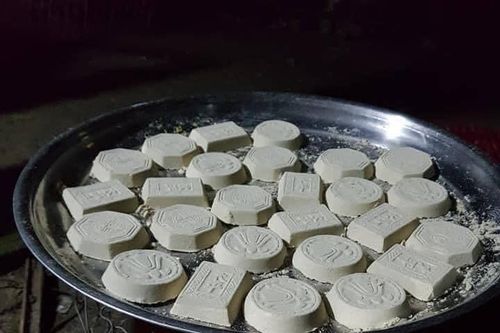 Bên bếp chờ bánh in