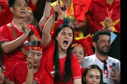 Lộ ảnh vợ Duy Mạnh cổ vũ ĐT Việt Nam 'bằng cả tính mạng'