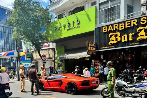 Tài xế có biểu hiện bất thường, cố thủ trong xe Lamborghini ở TP HCM