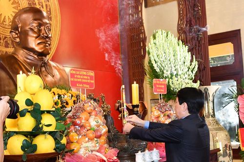 Chủ tịch nước Lương Cường viếng, dâng hương tại đền thờ Chủ tịch Tôn Đức Thắng