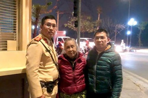 Con trai tìm được mẹ hơn 80 tuổi đi lạc nhờ sự giúp đỡ của CSGT