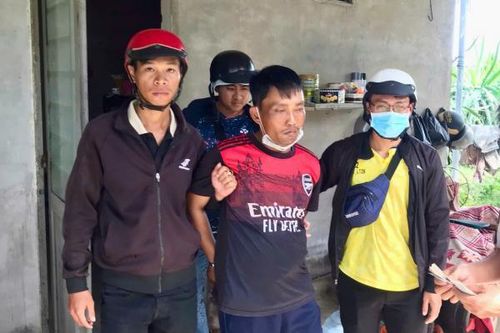 Giả khách mua hàng, trói nhân viên, lục soát cướp tài sản