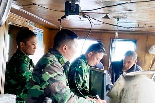 Quảng Ninh: Cứu hộ 3 thuyền viên người Trung Quốc mắc cạn trên biển