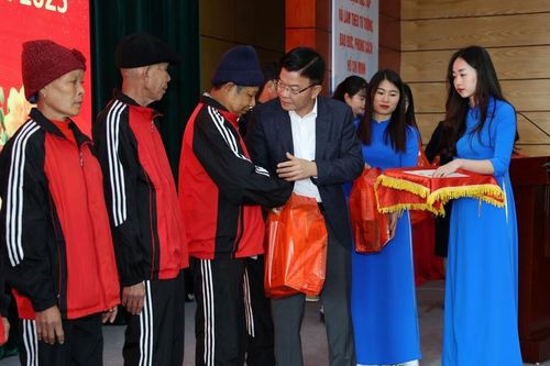Phó Thủ tướng Lê Thành Long thăm, tặng quà Tết tại tỉnh Lạng Sơn