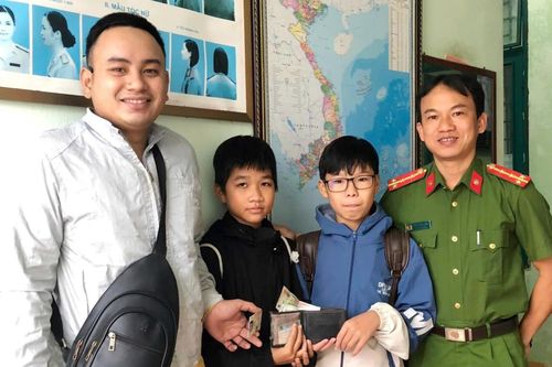 Hoan hô 2 học sinh trung thực