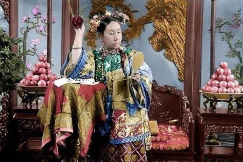 Bài thơ Hòa Thân viết trước khi chết chứa lời tiên tri rùng rợn