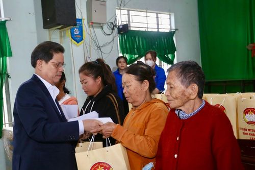 UBMTTQ Việt Nam tỉnh: Tặng 50 suất quà 'Xuân yêu thương - Tết đoàn kết Ất Tỵ năm 2025' tại Ninh Hòa