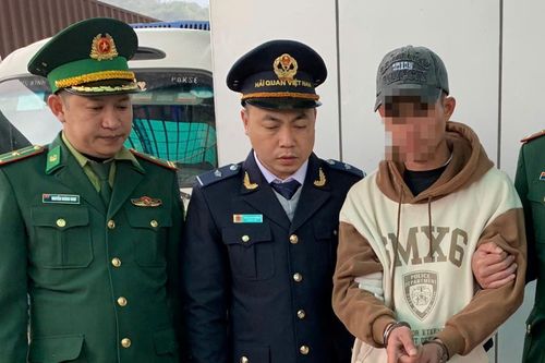 Dắt 'chó lửa' qua biên giới