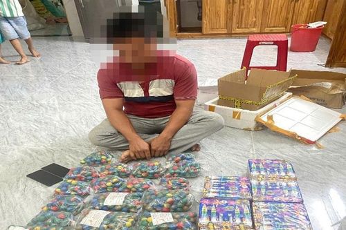 Bắt một người buôn pháo hoa nổ ở Định Quán